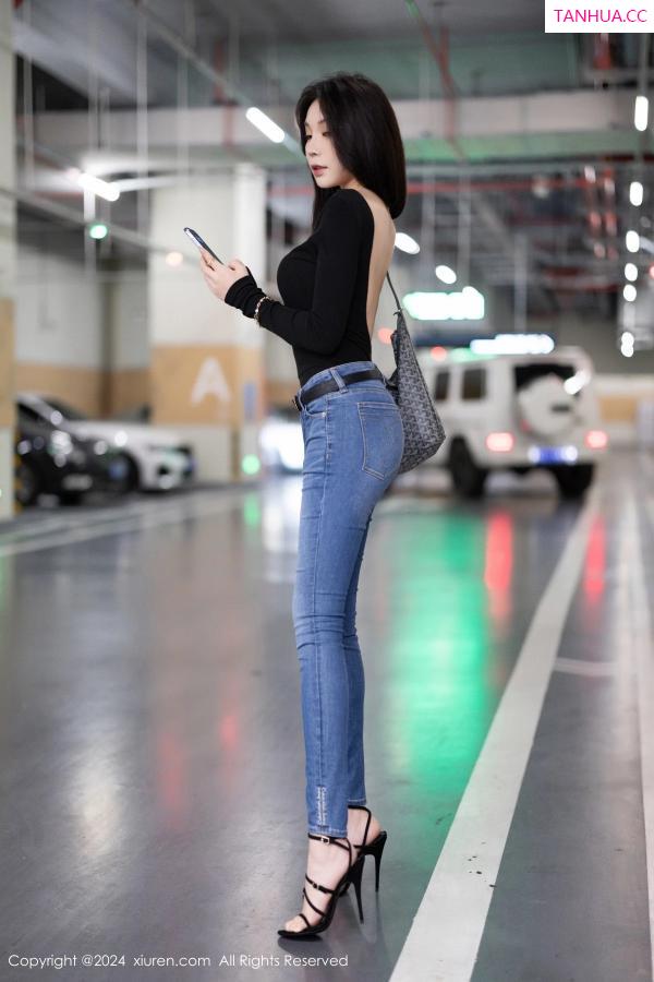   [XiuRen]高清写真图 2024.04.12 No.8385 徐莉芝Booty 黑丝美腿第3张图片